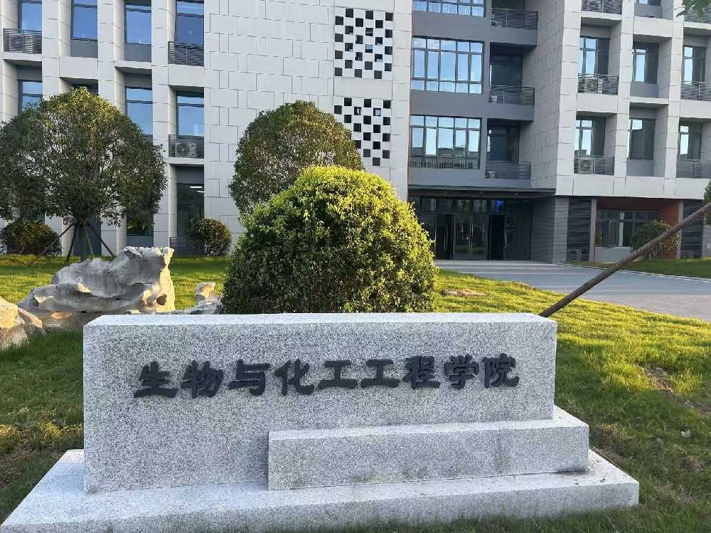 嘉鱼县扬州职业大学体育场高杆灯项目